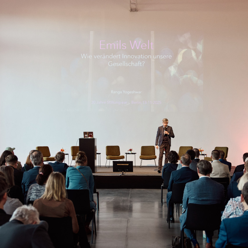 20 Jahre stiftung ear: Blick über die Teilnehmenden zum Vortragenden