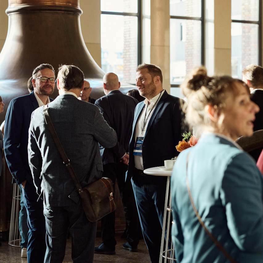 20 Jahre stiftung ear: Menschen, die sich unterhalten