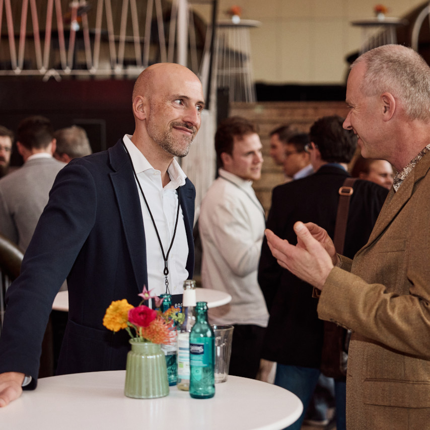 20 Jahre stiftung ear: 2 Menschen im Gespräch