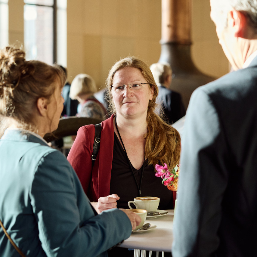 20 Jahre stiftung ear: Menschen an einem Stehtisch